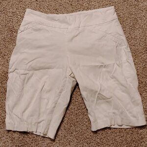 Women's Izod Shorts White Size 6 stretchy and comfortable! Excellent!